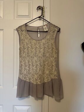 Sleeveless Lace Front Peplum Blouse in Gray